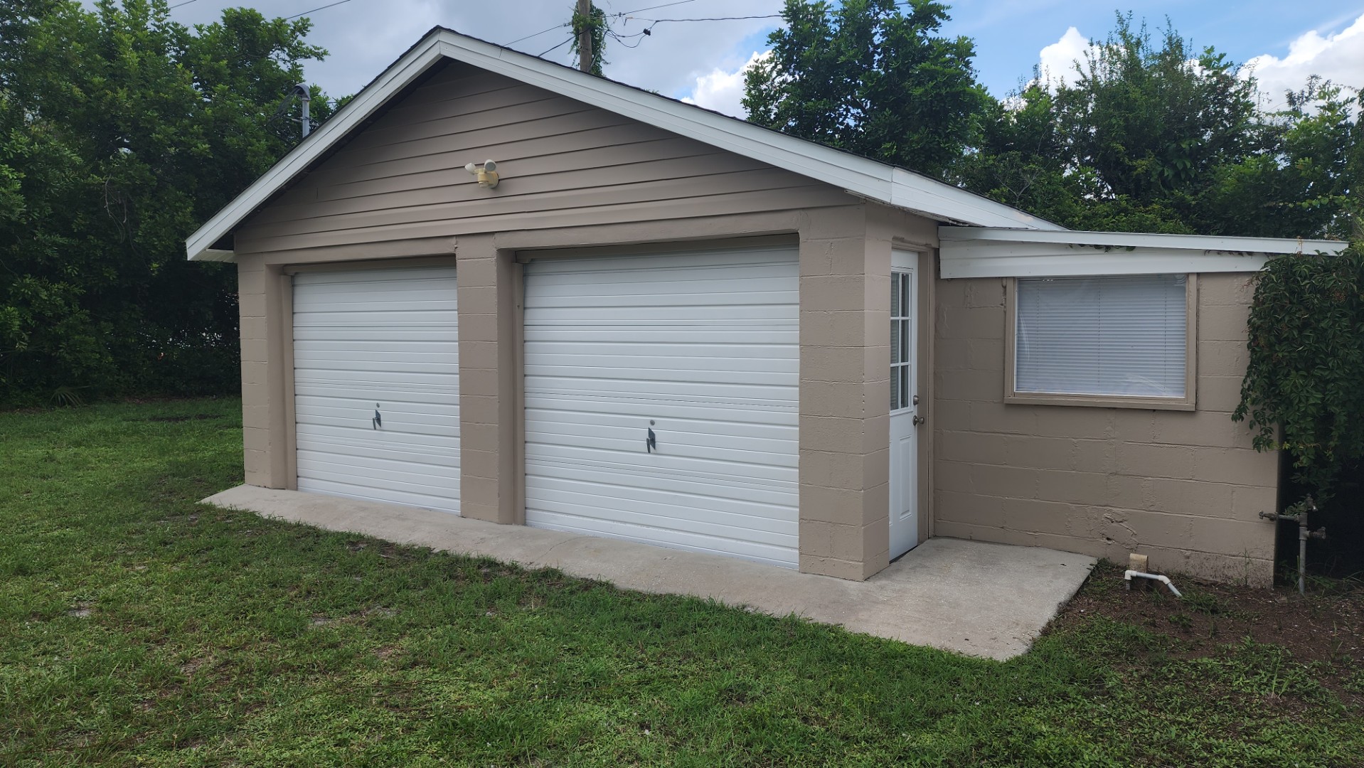 240-detached garage - doors closed view 1